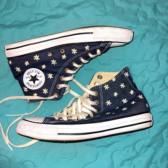 Converse Chuck Taylor All Stars Denim with Daisies High Tops - Picture 1 of 4